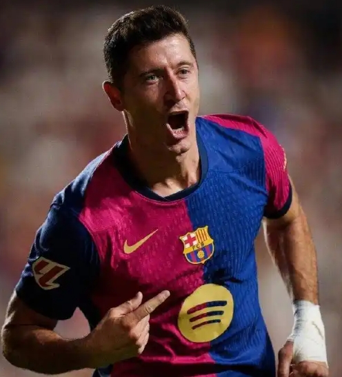 莱万：岁月难掩锋芒，37 岁依旧 “进球如麻”