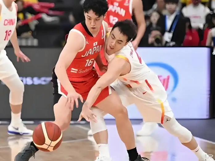 男篮亚洲杯，双塔战术是 “王炸” 还是 “双刃剑”？