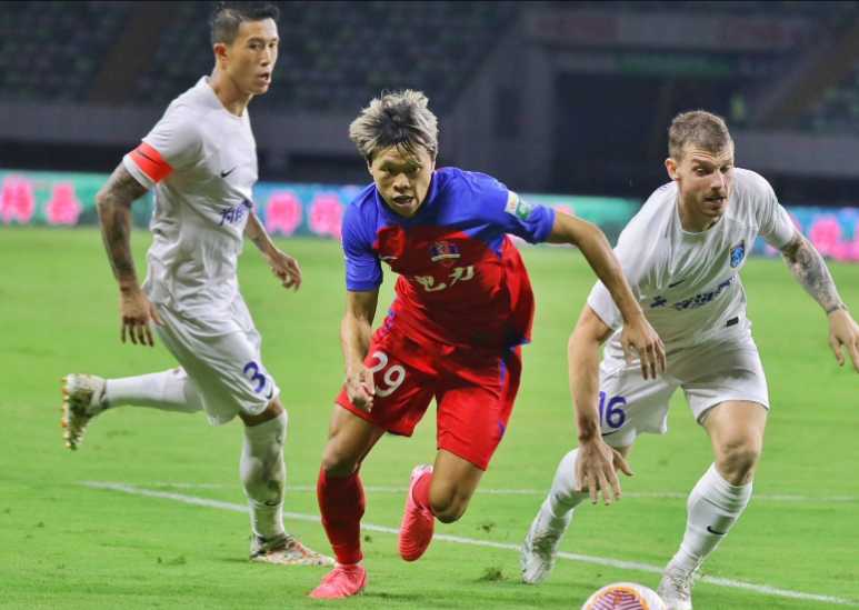 岭南雄狮啸绿茵：梅州客家以坚韧与智慧踏响中超征程