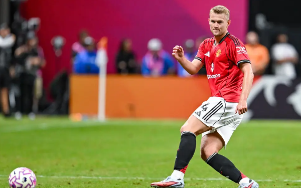 德里赫特获曼联考察，首战表现亮眼