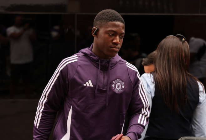 梅努曼联生涯现危机,转会风云待揭晓