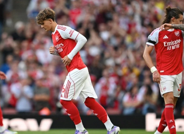 英超少年闪耀，红军枪手对决备受瞩目