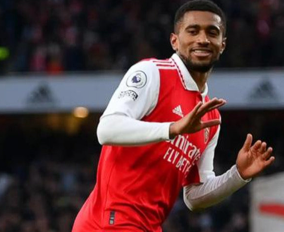 尼尔森转会动态：租借加盟布伦特福德，买断条款引关注