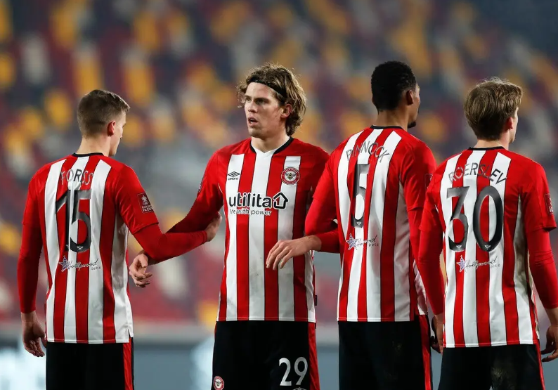 “樱桃军的逆袭密码：伯恩茅斯以韧性与反击智慧搅动英超风云”