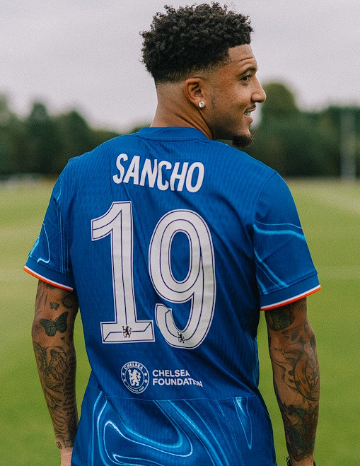 桑乔外租阿斯顿维拉：曼联生涯新转折与未来期许