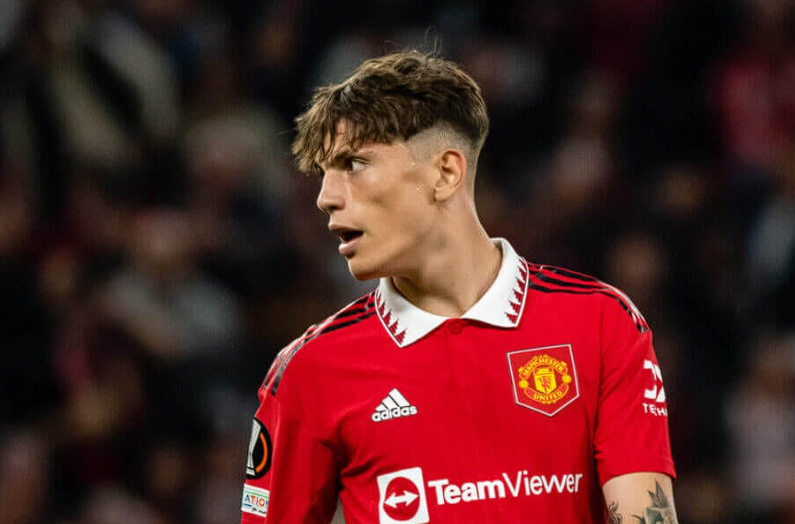 曼联边锋转会切尔西：签约前景与队内氛围之探讨