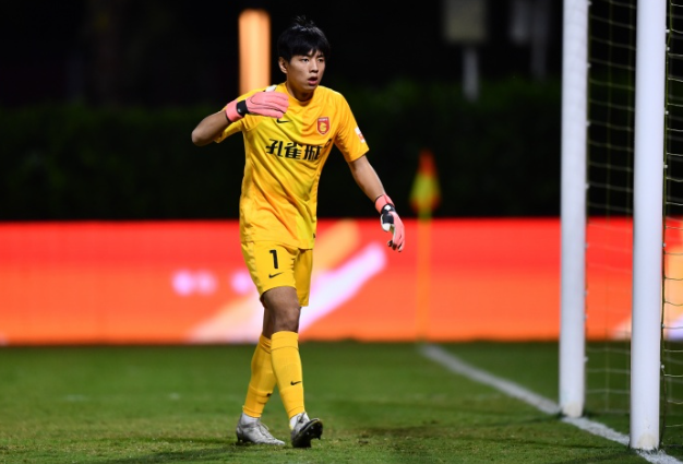 从绿茵到荧幕：前中超门将王年将成的转型之路