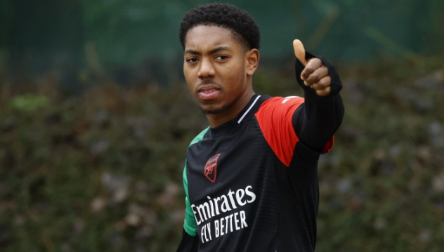 阿森纳左后卫之争：卡拉菲奥里崛起，斯凯利需迎职业生涯考验