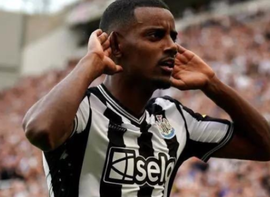 利物浦新援报到：范迪克热情相迎伊萨克