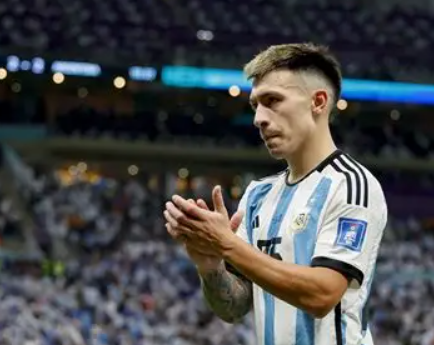 曼联防守核心续约战略解析：利桑德罗·马丁内斯合同重构的竞技价值与风险评估