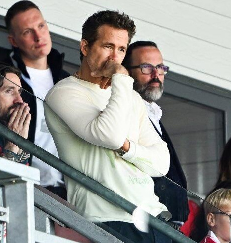 菲尔・琼斯现身英冠雷克瑟姆赛场，探秘好莱坞球队的独特魅力