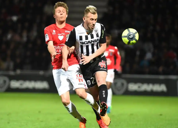 昂热：法甲赛场的生存突围战