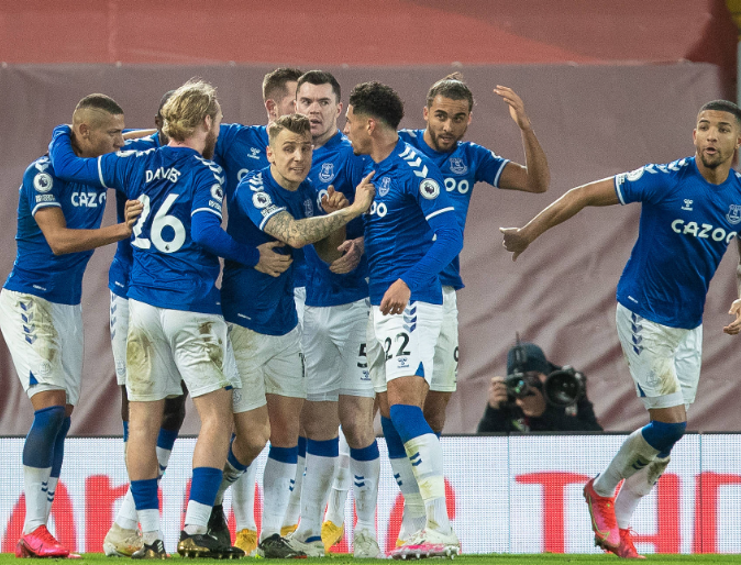 埃弗顿：逆境重生，默西塞德德比中的坚韧斗士