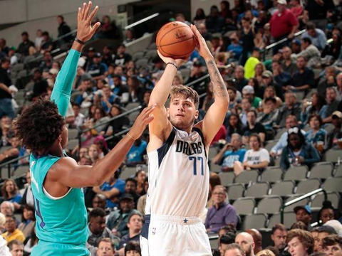 老鹰火箭季前赛对决：青春风暴碰撞战术革新