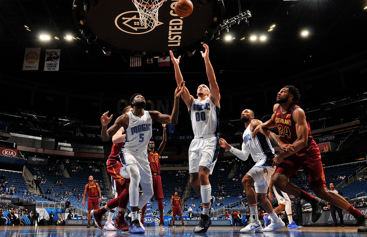 魔术鹈鹕季前赛交锋：青春风暴对决谁能先声夺人？