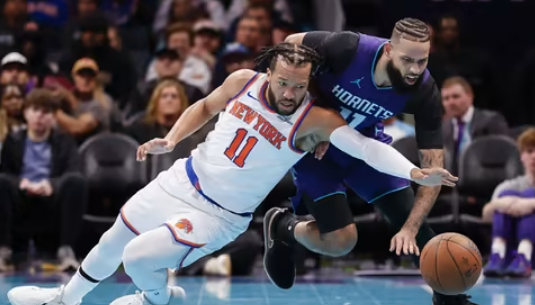 麦迪逊花园攻防战：尼克斯主场力拼黄蜂突围