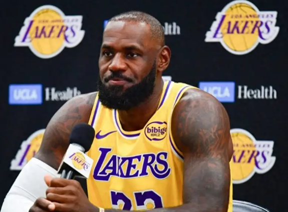 紫金荣光下的破局之路：湖人赛场上的坚韧与蜕变