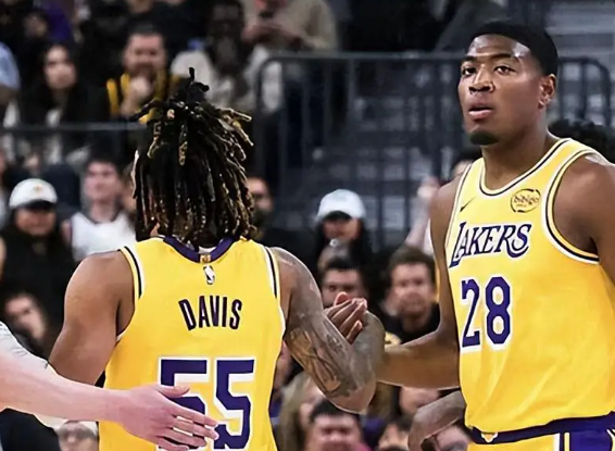 紫金军团逆境突围：湖人季前赛的磨砺与新生