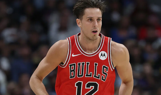 腕伤休战四周：科林斯倒下，公牛内线轮换与双塔梦遇阻