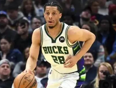 雄鹿：季前赛硝烟中展露冠军锋芒