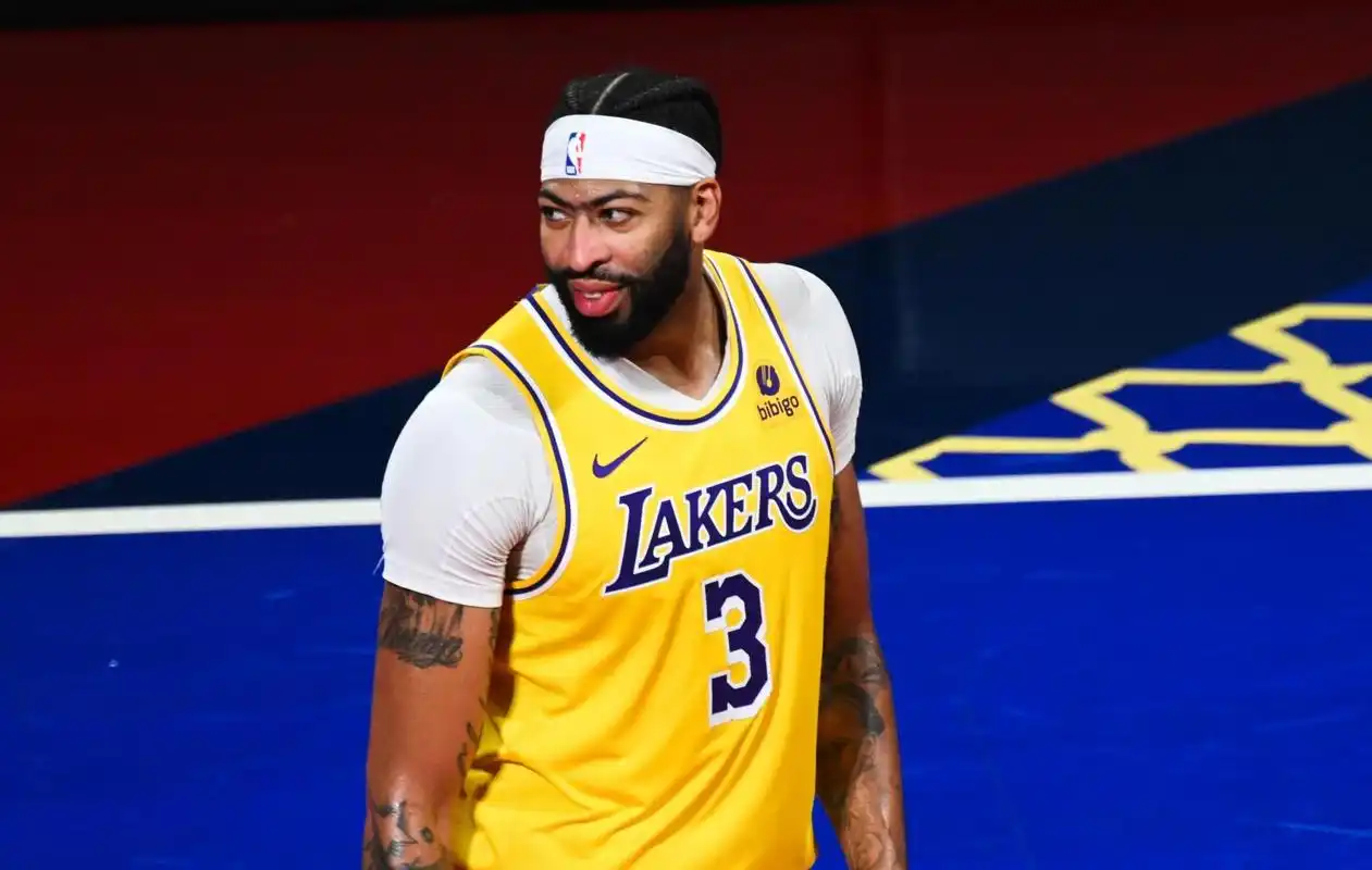 浓眉里程碑！382次20+两双超伯德升历史第19 马刺首秀高效砍22+13​