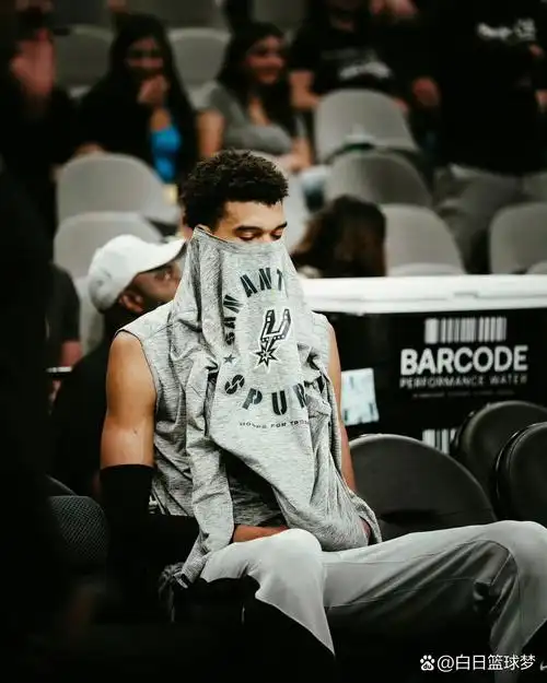 文班亚马40+15统治禁区！独行侠内线崩盘 戴维斯：他让全队陷入犯规麻烦​