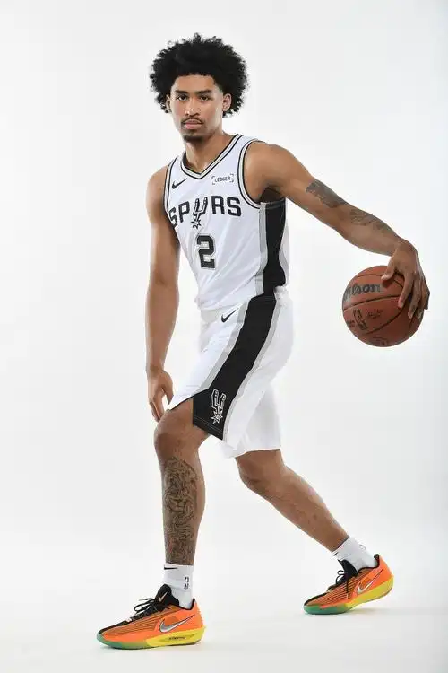 独行侠半场领先马刺！马刺罚球低迷18中9 哈珀2罚不中卡斯尔仅4中