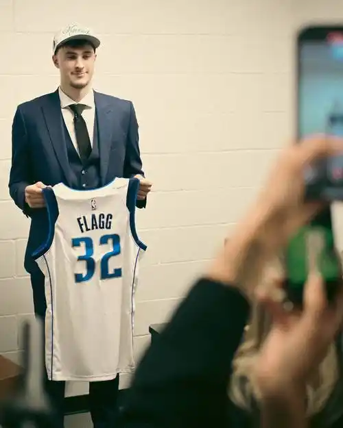 18岁状元弗拉格创历史！独行侠首秀10+10成NBA最年轻两双先生​