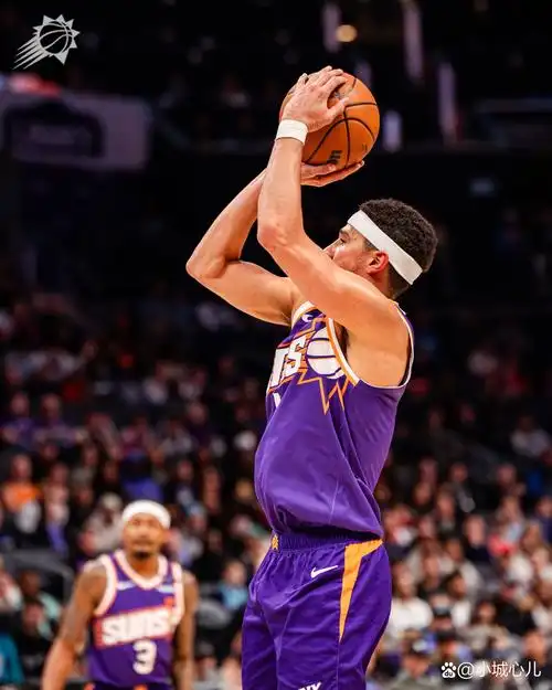 太阳半场溃败！17投3中三分哑火 布克14分难救主落后国王17分​​