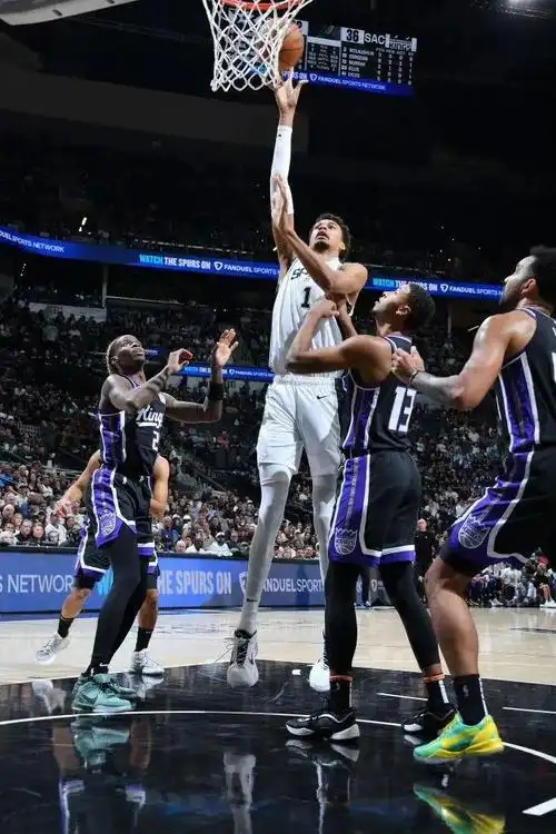 文班亚马狂轰40+15创历史！马刺揭幕战大胜 马刺新星首秀即封神​