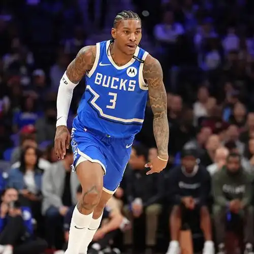 雄鹿首战告捷却遭打击！小波特首节扭伤脚踝提前退赛 情况或较严重​​