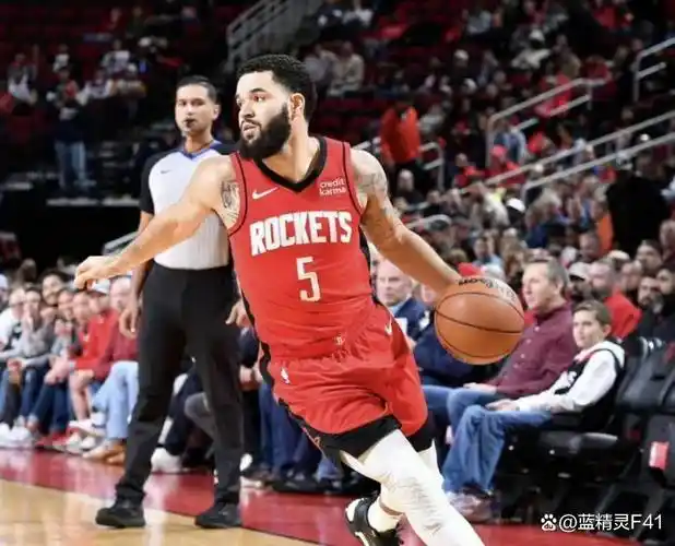 范弗里特现身火箭指导阿门控卫技巧 火箭新星坦言找回状态挑战与乐趣并存​​