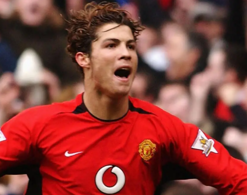 曼联：英超赛场上的荣耀征途与韧性之战