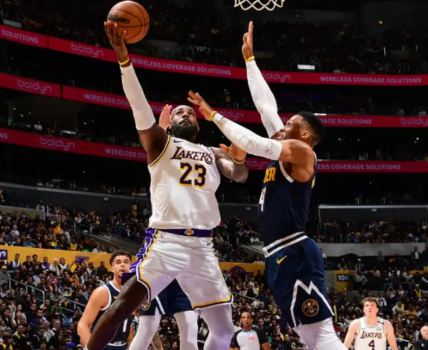 51 + 准三双!里夫斯补位封神,詹皇笑谈连续 50 + 神迹