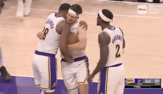 里夫斯抱走比赛用球,落选秀书写湖人新传奇