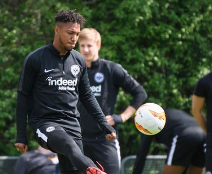 法兰克福欧冠征途：在冰火交织中寻找平衡