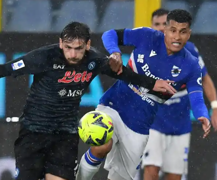 欧冠激战：那不勒斯的两面战场