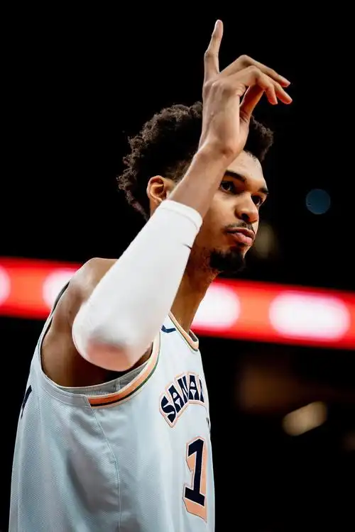 太阳阿伦谈战马刺：持球压迫+文班镇守内线 出手难度陡增