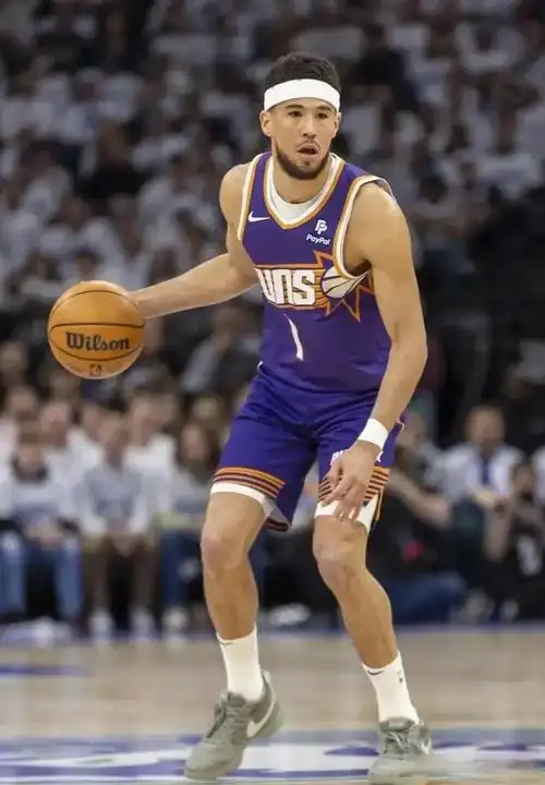 吉莱斯皮盛赞布克：场均7.4助串联全队 攻防决策堪称顶级