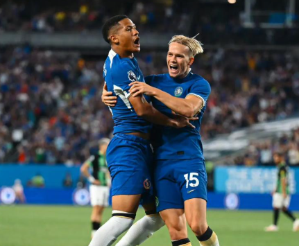 蓝军欧冠征途：青春风暴席卷欧陆，逆境中绽放光芒