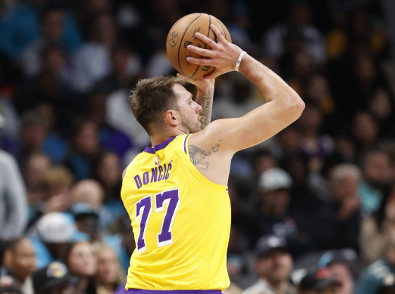 Skip锐评东契奇：三分出手领跑却低效