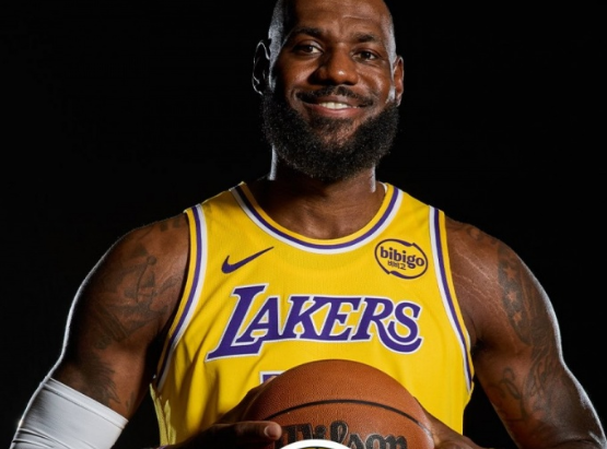 詹皇归队合练！湖人冠军拼图终就位