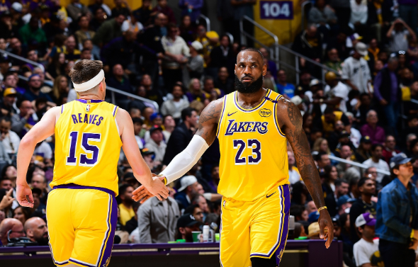 詹皇归队！里夫斯盛赞传奇价值