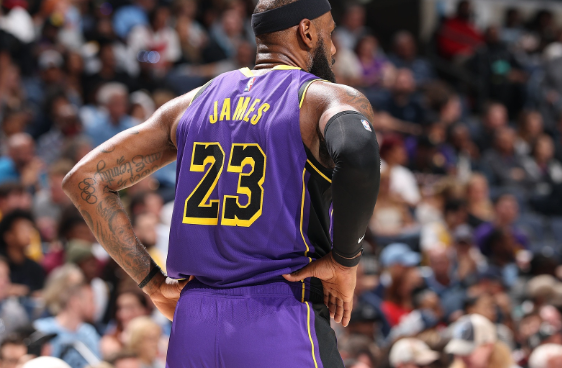 王者归来：詹姆斯赛季首秀携里程碑而至