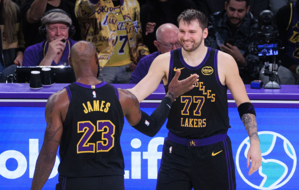 詹皇让贤：东契奇压轴的团队温度