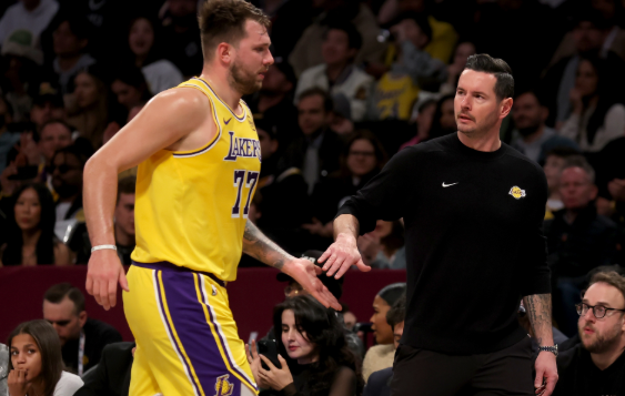 东契奇赛场主宰 匹克球戏耍雷迪克