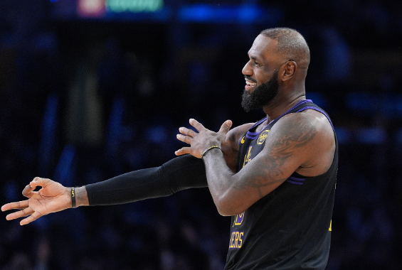 詹姆斯生涯场均分首破27 传奇仍在延续