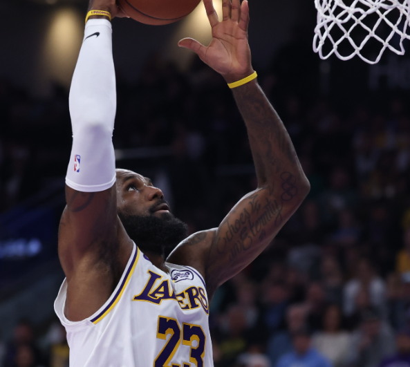 詹皇回归激活湖人 转换进攻脱胎换骨