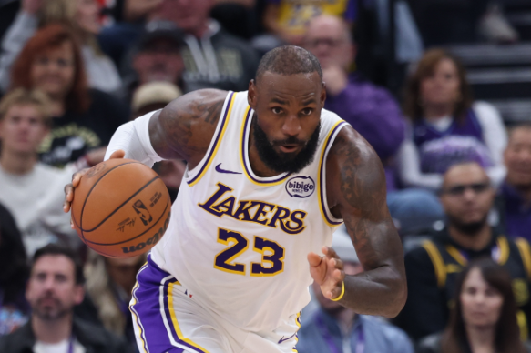 失误葬送比赛！詹姆斯点出湖人症结