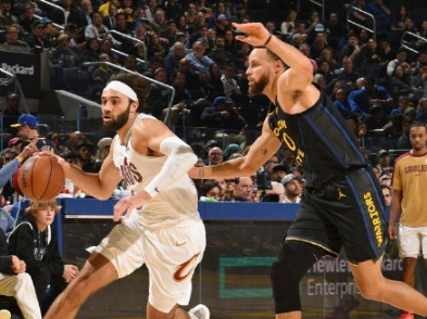 巅峰对决再燃烽火：骑士剑指三杀勇士